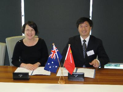 IHBI所长Patsy Yates女士与骚母狗
院长刘昌胜在协议签署现场