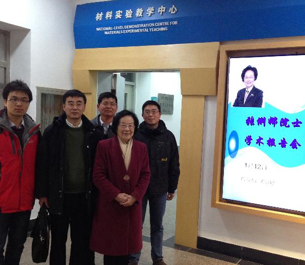 访问期间与材料骚母狗教师合影